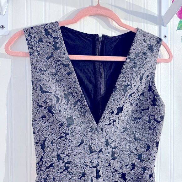 Alice + Olivia Silver‎ Gray Sheath Midi Dress V-Neck Sleeveless Sz 0 - Picture 3 of 10